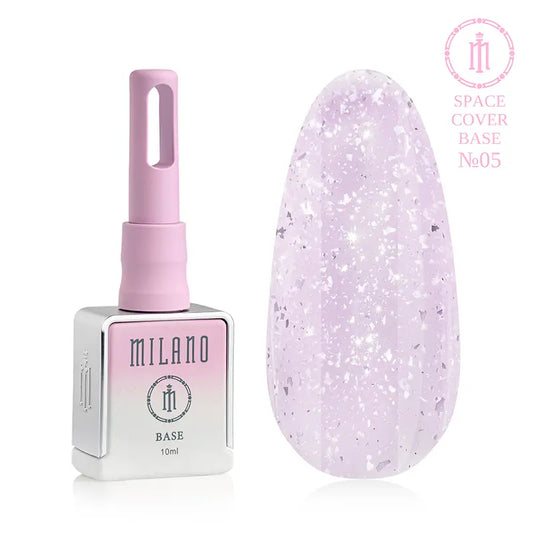 „Milano Space Cover Base No. 05: бяла бутилка от 10 мл с лавандулов градиент и дисплей с полупрозрачен ментов нюанс със сребърен микроблясък и големи холографски шестоъгълници, които създават ефект на светеща мъглявина върху голяма палитра от капки.“