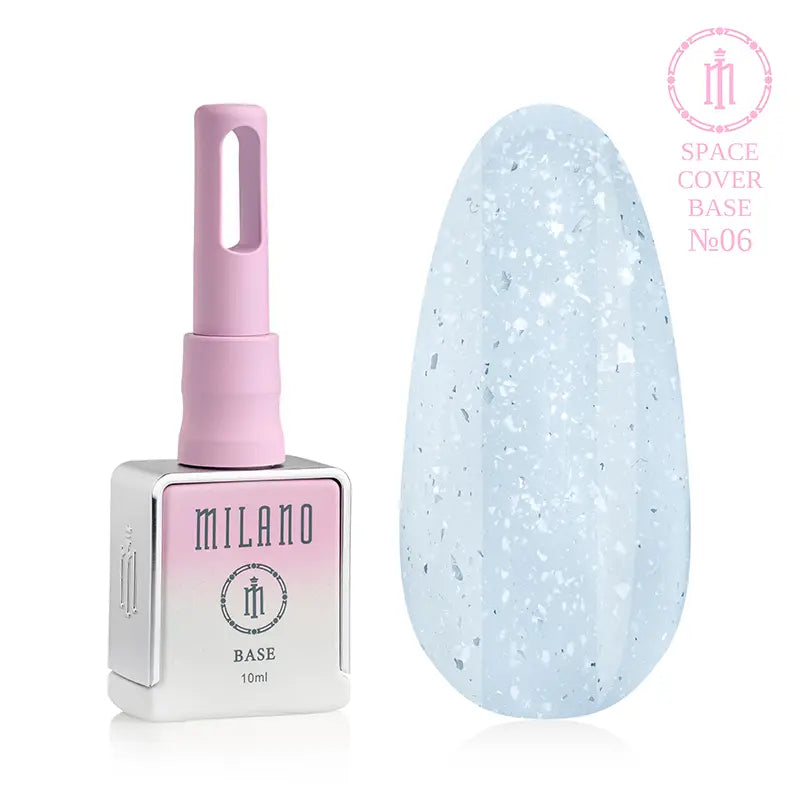 „Milano Space Cover Base No. 05: бяла бутилка от 10 мл с лавандулов градиент и дисплей с полупрозрачен ментов нюанс със сребърен микроблясък и големи холографски шестоъгълници, които създават ефект на светеща мъглявина върху голяма палитра от капки.“