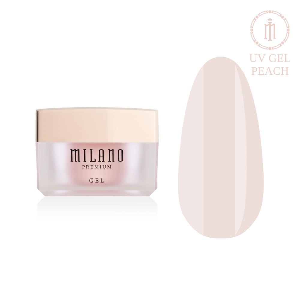 „Демонстрация на Milano UV Builder Gel Premium в цвят праскова: отляво е характерният кръгъл бял буркан със сребърна марка, а отдясно е голям кръгъл макет на връх, който демонстрира топъл пастелен цвят на праскова или кайсия с безупречно гладко лъскаво покритие, на чист бял фон“