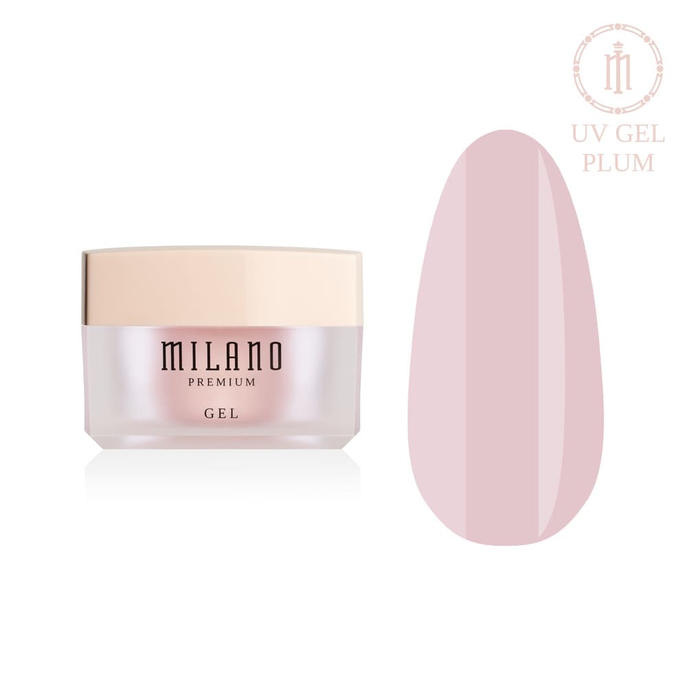 „Представяне на Milano UV Builder Gel Premium в цвят Plum: отляво е характерният кръгъл бял буркан със сребърна марка, а отдясно е голям кръгъл макет на върха, който демонстрира изискан цвят на слива или наситено лилаво-гол камуфлажен нюанс с плътен благороден пигмент и гланцово покритие, на чисто бял фон“
